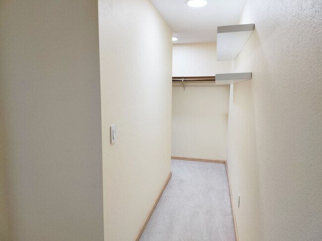Building Photo - 2Bd/1Ba Seattle Condo