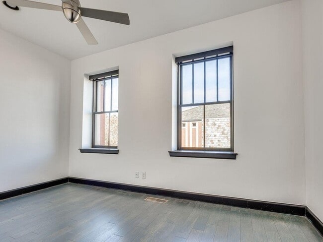 Building Photo - 109 NE 3rd St