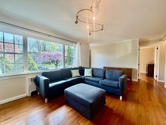 Building Photo - 51 Iroquois Rd