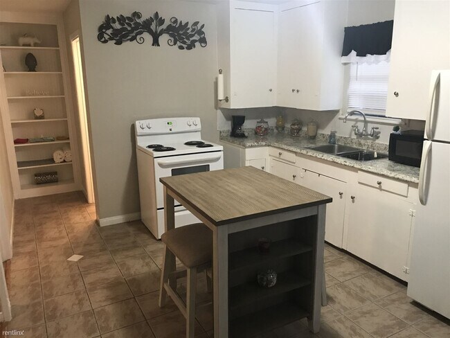 Building Photo - 1 br, 1 bath Duplex - 2715 Cleburne St Apt...