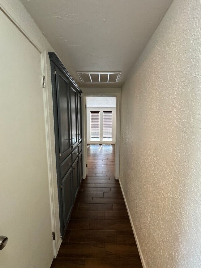 Building Photo - Charming and spacious with thoughtful updates! This 3 bed 2 bath feels new and trendy, schedule y...