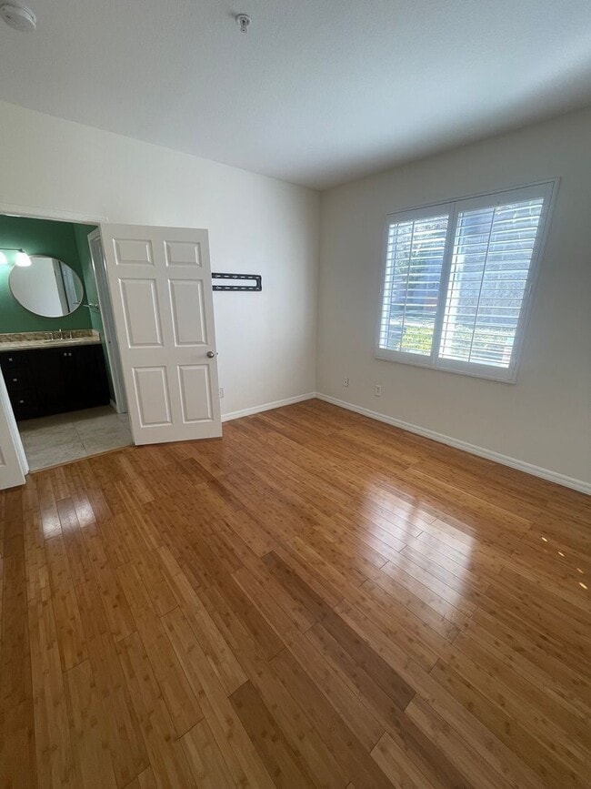 Building Photo - Very Spacious 1 Bed, 1 Bath Condo in Mission Viejo For Rent-In Unit Laundry and Attached Garage