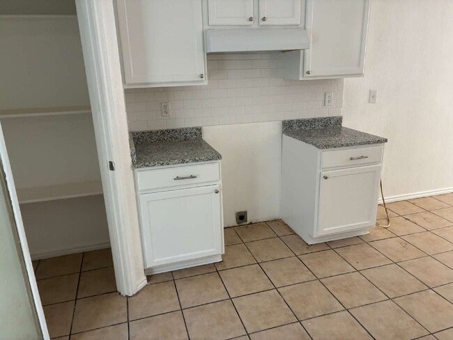 Building Photo - Four Bedroom/ Two and a Half Bed Home Near Brooks City Base