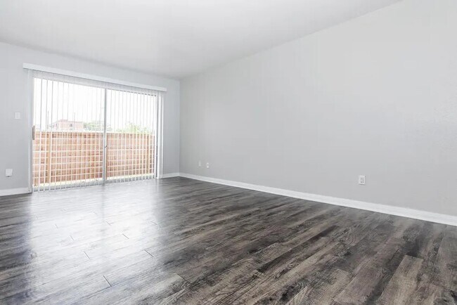 Building Photo - 4400 Memorial Dr