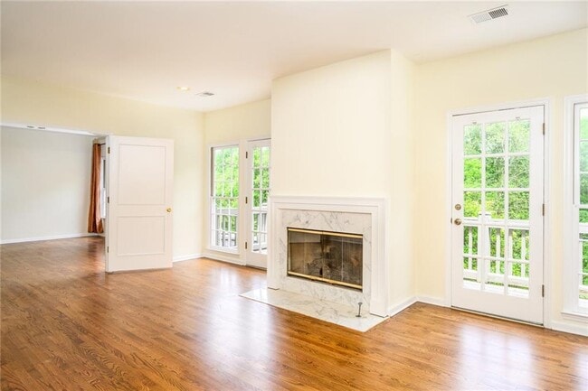 Building Photo - 1034 St James Crossing