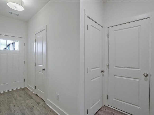 Building Photo - 1809 Edgehill Dr