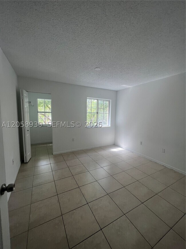 Building Photo - 2427 Centergate Dr