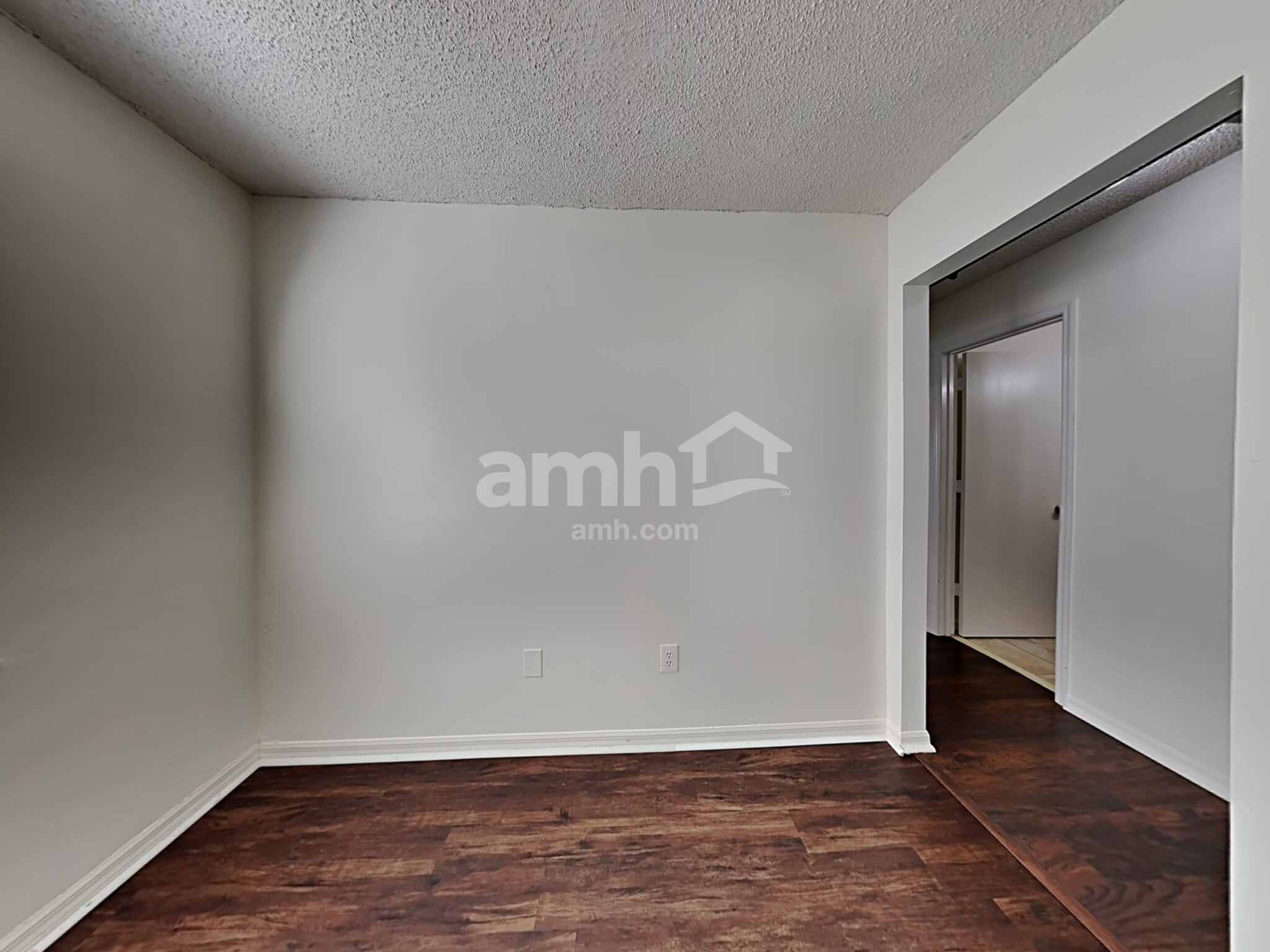 Building Photo - 332 SW Hollyhock Ct