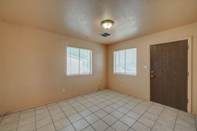 Building Photo - 1114 E Bisnaga St