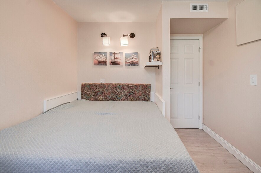 Building Photo - 11 Seamist Ct