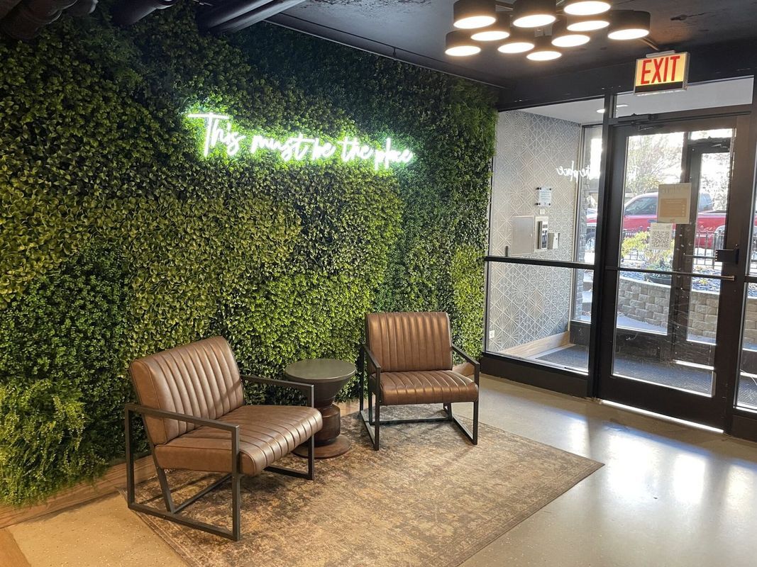 Building Photo - 525 W Oakdale Ave