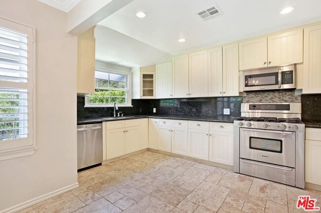 Building Photo - 4922 Hayvenhurst Ave