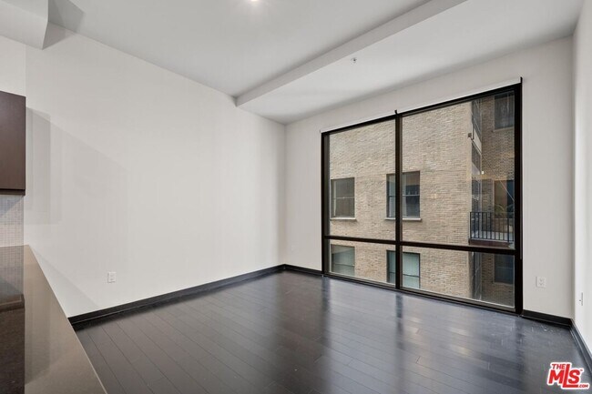 Building Photo - 655 S Hope St