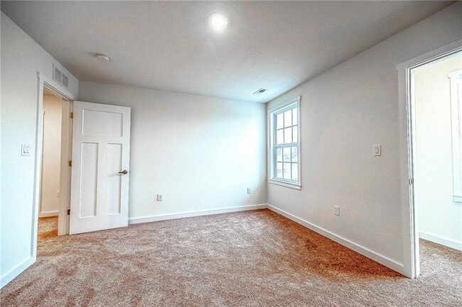 Building Photo - 123 Foxhound Dr