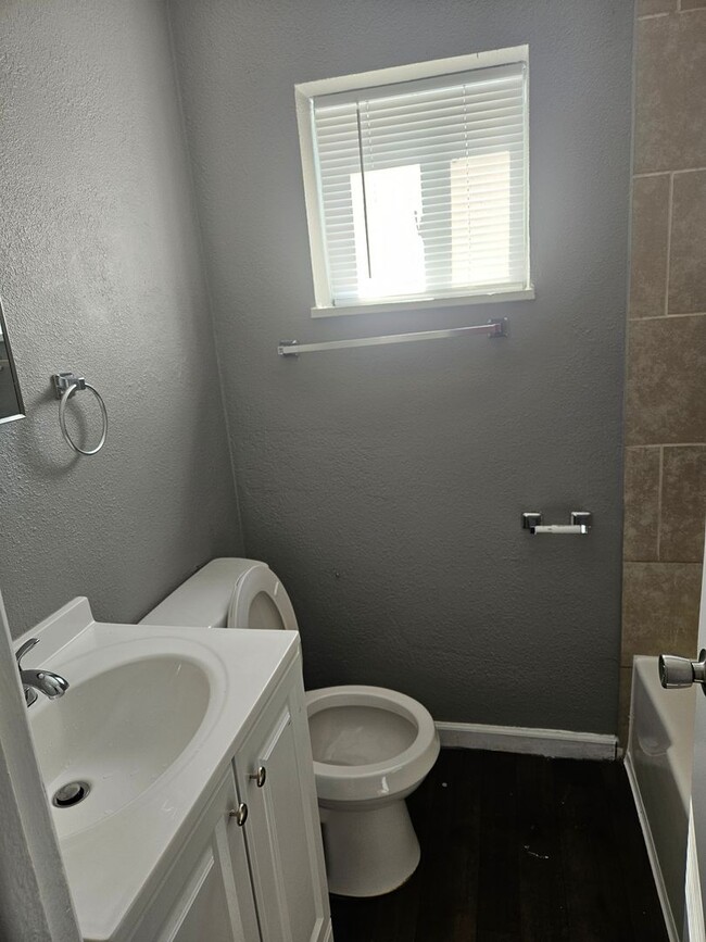 Building Photo - 1st floor apartment - PRICE DROP!!! $100 off