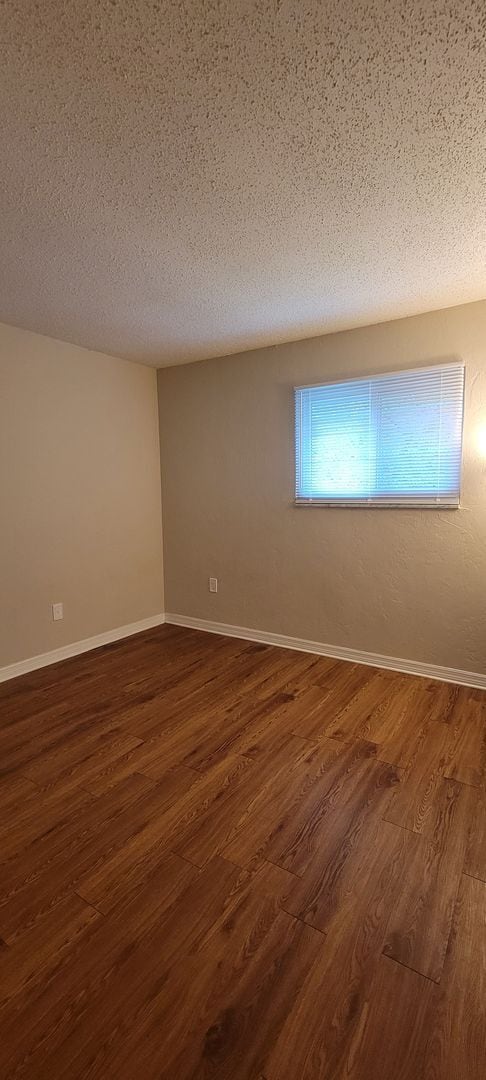 Building Photo - Charming 3/3 Condo