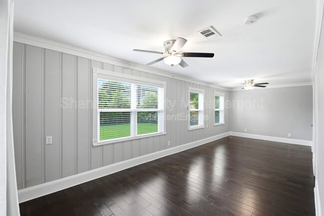 Building Photo - 2207 Saxon Dr