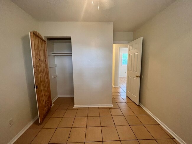 Building Photo - 3611 S Lakewood Dr