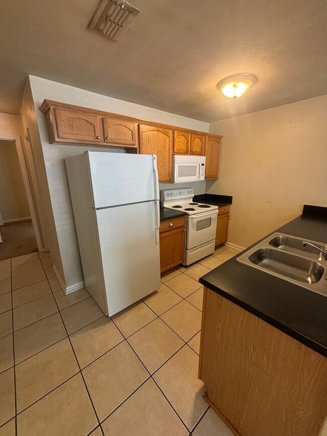 Building Photo - Awesome 3x3 Townhouse with Private Driveway!