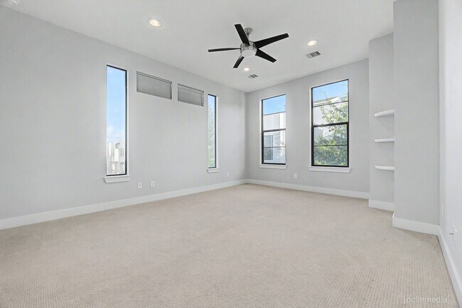 Building Photo - 1705 Alamo St