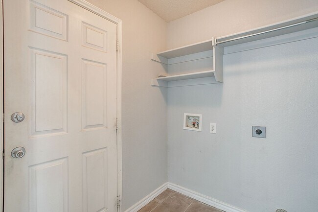 Building Photo - Welcome Home- Stylish 3 Bedroom, 2 Bath Ho...