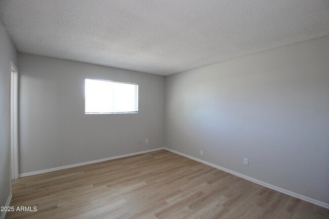 Building Photo - 537 E Laguna Dr