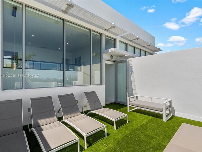 Building Photo - 155 N Shore Dr