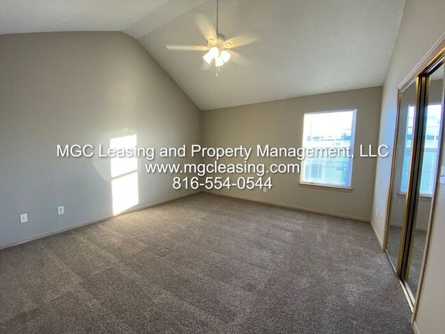 Building Photo - Harrisonville 2 Bedroom 2.5 Bath Townhome!