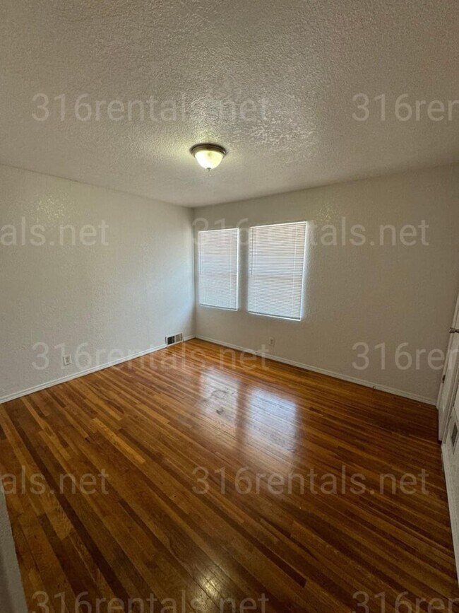 Building Photo - $725- 2 bed 1 bath bi-level apartment with...