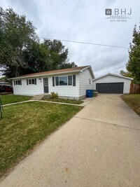 Building Photo - Pet Friendly 2 bed/ 2 bath single family h...