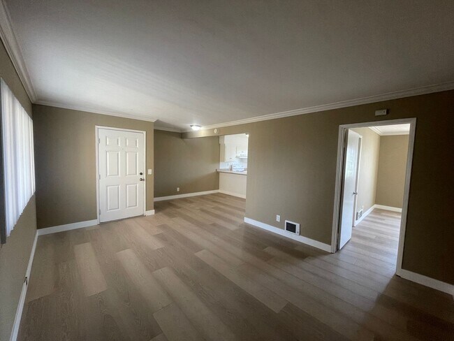 Building Photo - 1 Bedroom Just Blocks From the Ocean