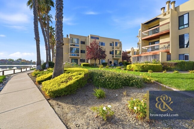 Building Photo - 916 Beach Park Blvd