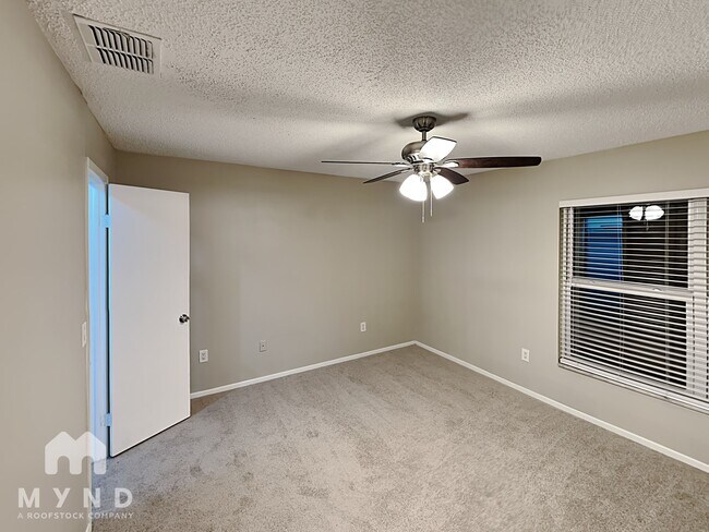 Building Photo - 2030 Shadow Pine Dr