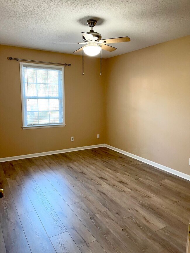 Building Photo - Largest Unit in Oglethorpe Place, 3bd/2.5ba 1700+ sqft, fireplace, and community pool and tennis!