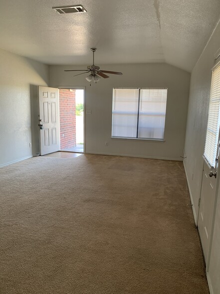 Building Photo - 2916 Ashley Dr