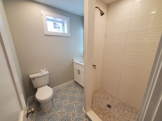 Building Photo - Charming 3 Bedroom-