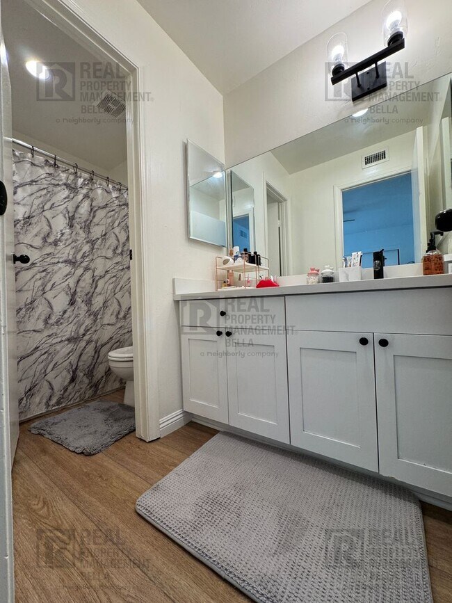 Building Photo - Charming 2-Bed, 2-Bath Condo in the Heart ...