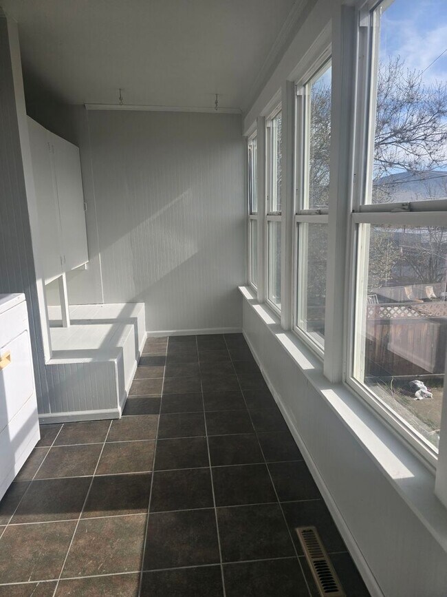 Building Photo - 3 bedroom 2 bath house