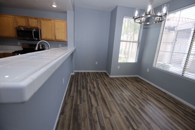 Building Photo - First Floor Condo in Green Valley!