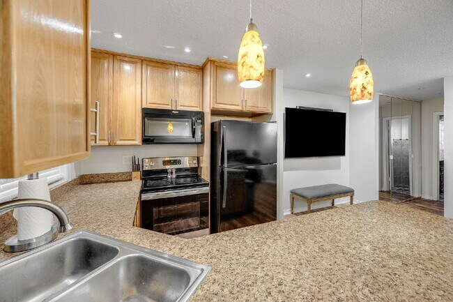 Building Photo - Updated 1 bedroom condo near the river!