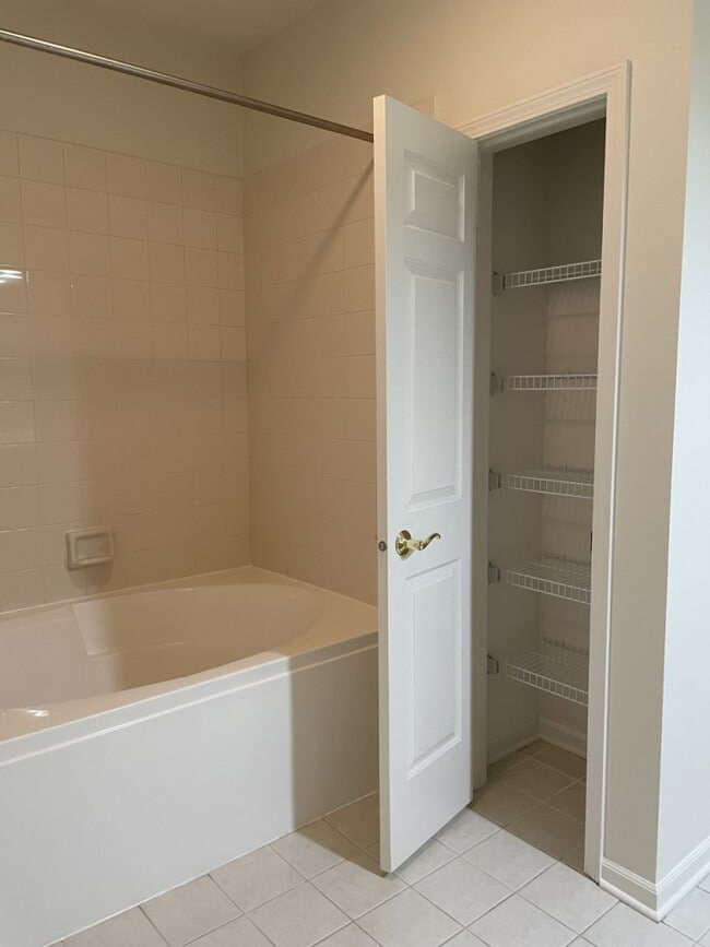 Building Photo - 1914 Farnsworth Ln