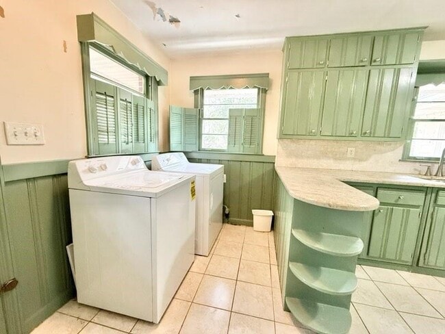 Building Photo - 2076 Azalea Cir