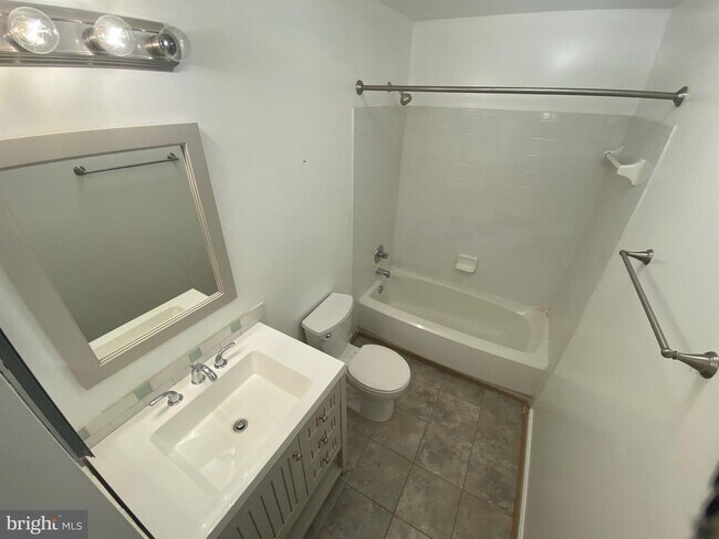 Building Photo - 23 Stoneridge Ct