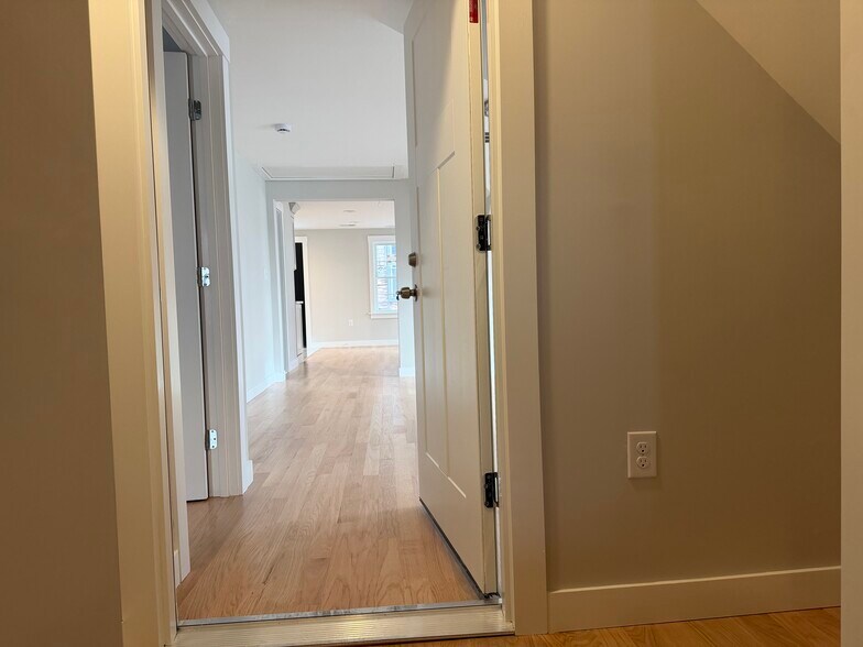 Building Photo - 18 S Main St