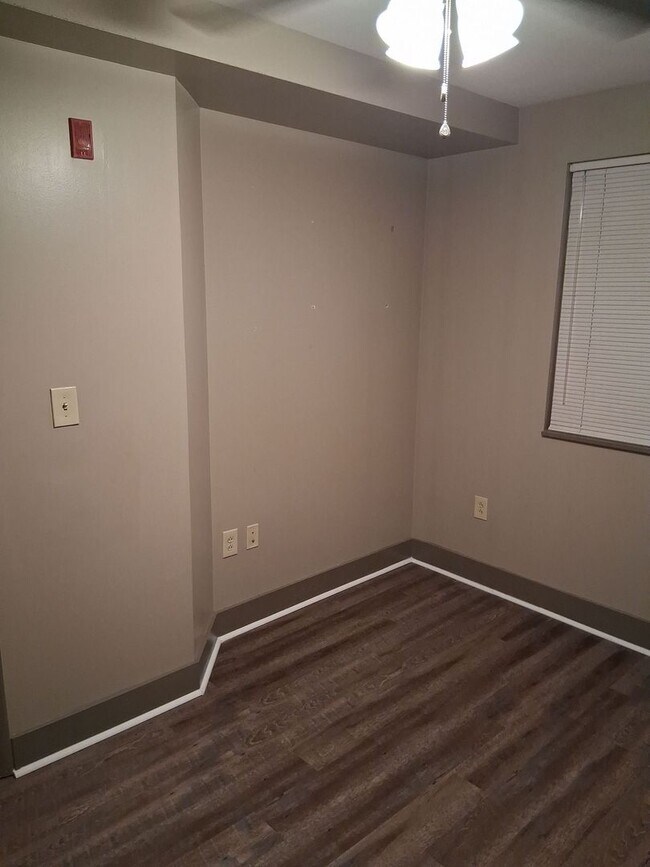 Building Photo - Lake Plaza Condominiums 3BD/2BA for NOW! $...