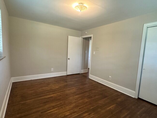 Building Photo - 1600 Plumcrest Dr