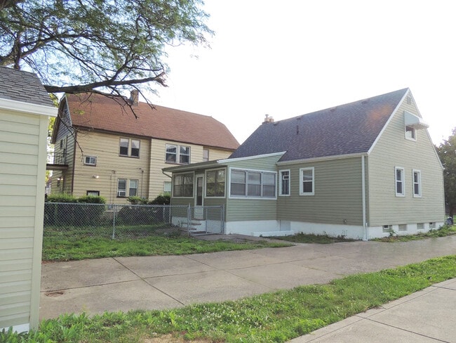 Building Photo - 4 Bed - 1 Full Bath Cape Cod for Rent!