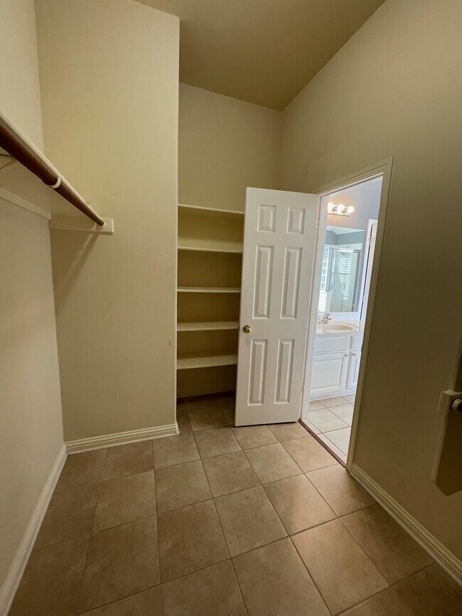 Building Photo - 10312 Yellowstone Dr