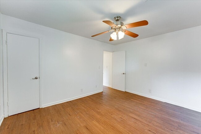 Building Photo - Charming Renovated 2-Bedroom Duplex Near D...