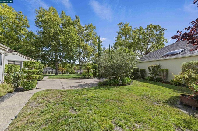 Building Photo - 51 Deer Meadow Ln
